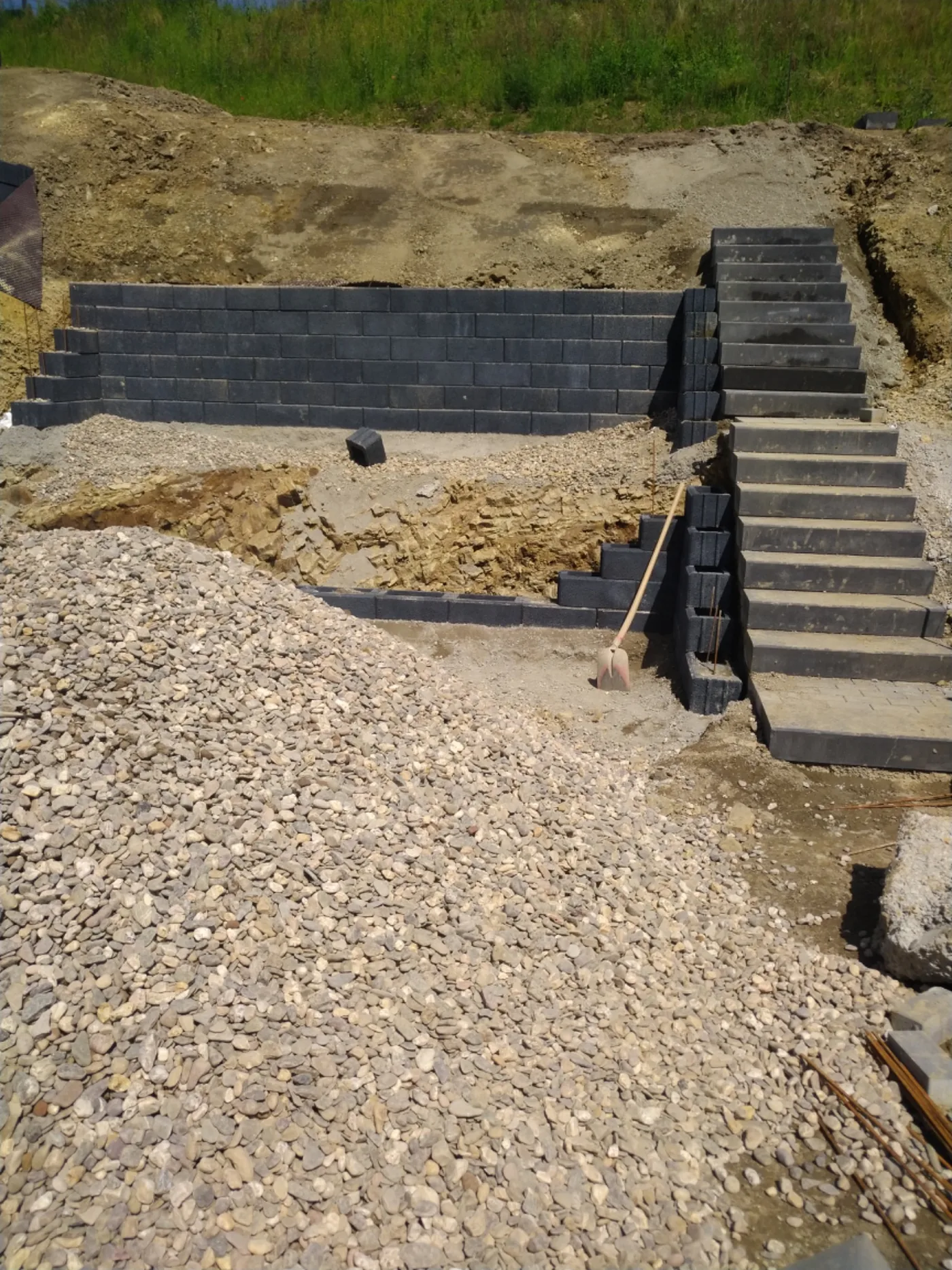 Unterbau aus Schotter mit Mauersteinen auf einer Baustelle von AT Bau
