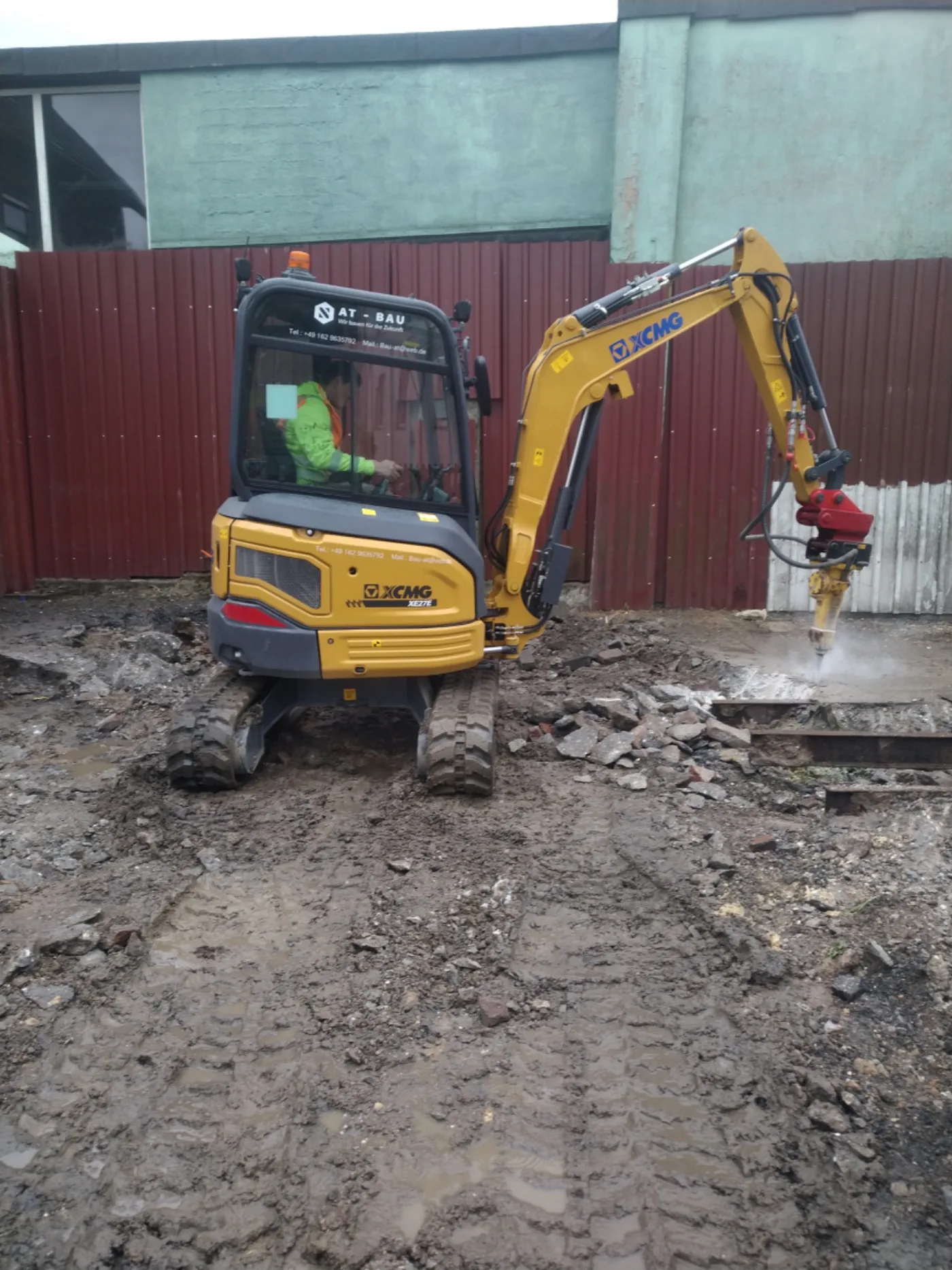 Kompaktbagger auf einer Baustelle von AT Bau