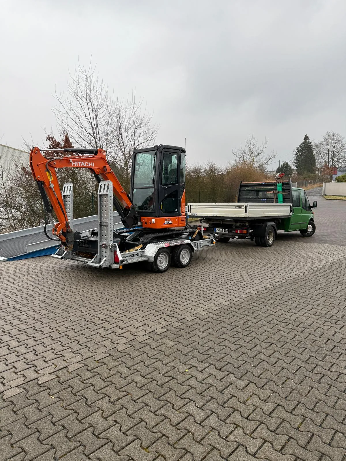 Bagger von AT Bau auf dem Anhänger, bereit für den Transport zur Baustelle